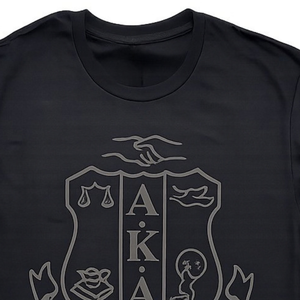   T-shirt Blackout Shield noir pour femme, à manches courtes, avec imprimé graphique bouclier, en coton décontracté, coupe ample, pour le quotidien et le style urbain - Product Image 5