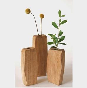 Jarrón de flores de madera de gran calidad a un precio razonable para decoración del hogar de estilo rústico con textura envejecida y acabado tallado. - Product Image 1