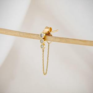 Pendiente de aro tipo huggie con un solo diamante cultivado en laboratorio en oro de 14K, con bisel minimalista, para mujer, joyería elegante para fiesta cristiana - Product Image 4