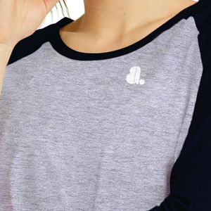 T-shirt à manches longues gris et noir pour femme avec logo, col rond, décontracté, uni, en coton biologique écologique tricoté - Product Image 6