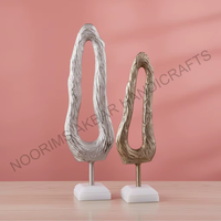Sculptures en métal en forme de plumes, lot de 2, argent et or rose, statues de plumes texturées avec accents de feuilles sur socle carré, décoration de table