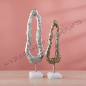 Sculptures en métal en forme de plumes, lot de 2, argent et or rose, statues de plumes texturées avec accents de feuilles sur socle carré, décoration de table - Product Image 6