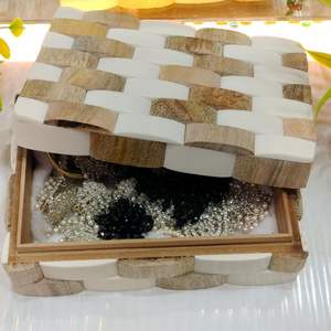 Caja de Almacenamiento Decorativa de Resina con Incrustaciones de Resina Estilo Famoso, Caja de Joyería de Resina a un Precio Muy Razonable - Product Image 4