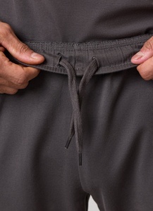 Shorts de sport pour hommes de qualité supérieure, style streetwear, pour la course et la gym, faible MOQ, confortables, motif uni, service OEM disponible, 100% polyester - Product Image 5