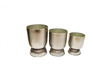 Meilleures ventes : Pot de fleurs en métal argenté avec support, support de plantes d'intérieur artisanal pour le salon, la maison et la décoration d'hôtel - Product Image 1