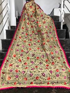 Dupatta en soie froissée bordeaux avec bordure dorée, élégant vêtement traditionnel indien pakistanais pour femmes, idéal pour les mariages, les fêtes et Diwali - Product Image 2