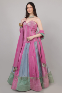Ensemble Lehenga Choli pour femme, style traditionnel moderne, 3 couleurs (rose, gris, vert) avec des détails en Gotta et en Cut Dana. - Product Image 4