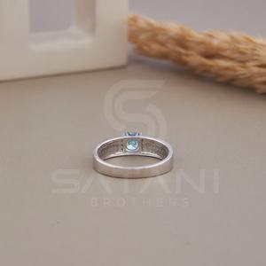 แหวนหมั้นเพชรโมอิสซาไนต์สีเขียวอมฟ้าทรงคุชชั่น ประดับเพชรแบบพาเว่ ตัวเรือนทอง 18K ชุบโรเดียม สำหรับผู้หญิง หรูหรา - Product Image 4