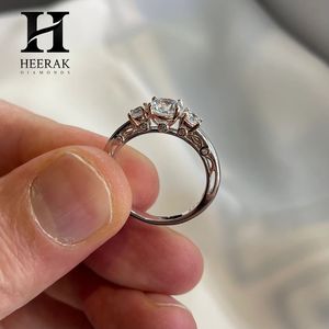 Anillo Trilogía de Dos Tonos con Diamantes Redondos Brillantes Cultivados en Laboratorio, Anillo de Compromiso de Tres Piedras para Mujer - Product Image 4