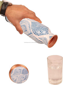 Botella para beber de cobre puro hecha a mano ecológica y desechable con beneficios para la salud de Ayurveda para beber - Product Image 4