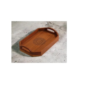 Plateau de service en bois fait main pour le petit-déjeuner, le déjeuner et le dîner, avec une construction en bois massif durable et une surface polie et lisse. - Product Image 1