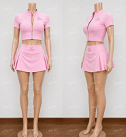 Ensemble 3 pièces personnalisé avec logo pour femme : haut court zippé à manches courtes, mini-jupe plissée et bandeau – Vente en gros