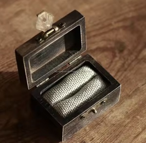 Boîte à bagues en bois de noyer noir poli, écologique, cadeau adorable, boîte à bijoux gravée - Product Image 3