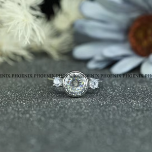 Anillo de compromiso de moissanita con engaste de bisel, plata de ley 925, corte redondo, anillo de diamantes para mujer, anillo de boda de tres piedras, venta al por mayor - Product Image 1