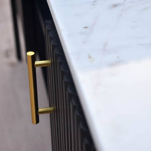 Moderno y Lujoso Mueble de TV Nórdico Ovalado de Madera, Centro de Entretenimiento con Elegante Consola Multimedia Negra Acanalada, Puerta con Ranuras y Superficie de Mármol - Product Image 5