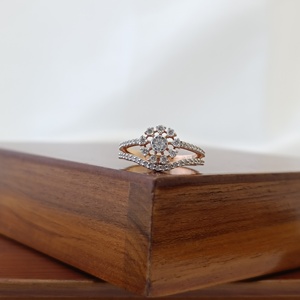 Anillo de Mariposa y Flor Namivaa para Mujer, Diseño Elegante de Banda Curva, Joyería Fina con Microincrustaciones, Regalo para Bodas y Fiestas - Product Image 2