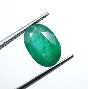 มรกตแซมเบีย: พลอยสีเขียวรูปไข่เจียระไน 3.30 กะรัต - Product Image 4