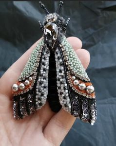 Broche Bordado a Mano MD HANDICRAFTS con Lentejuelas y Cuentas Intrincadas - Joyería Unisex para Boda y Compromiso, Uttar Pradesh - Product Image 3
