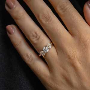 Anillo de compromiso de oro de 14k y 18k con diamante cultivado en laboratorio de 1 quilate, corte marquesa de 10 mm, con piedra lateral en forma de hoja, anillo solitario vintage, venta al por mayor B2B de fábrica - Product Image 2