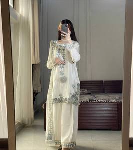 ชุดชาราร่าผ้าไหมออร์แกนซ่าปักลายสวยงามสีขาว พร้อมผ้าคลุมไหล่แบบตาข่าย เหมาะสำหรับงานแต่งงานแบบอินเดีย ปากีสถาน และงานเลี้ยงแบบดั้งเดิม  อาบายะห์ - Product Image 1