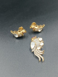 Pendentif oiseau plaqué or avec cristaux, strass et perles d'imitation, breloque classique vintage à thème animal, bijoux de mariage unisexe - Product Image 3