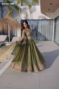 Superbe tissu en soie de couleur éclatante, au design magnifique, avec broderie multi-fils, fournisseur de Leheng Choli & Dupatta d'Inde. - Product Image 6