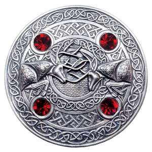 El broche de cuadros escoceses Fighting Stags 4 Stone es hecho a mano en Escocia y presenta un intrincado trabajo de nudos celtas con cuatro cristales rojos. - Product Image 1