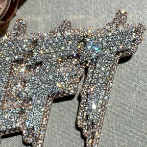 จี้รูปตัวอักษร Mr. Ku ชุบทองคำแท้ 14K ผลิตจากโลหะผสมสังกะสี ประดับเพชรทรงเหลี่ยมเจียระไนแบบ Brilliant Cut ฝังแบบ Bezel Set ได้รับการรับรองจาก IGI เหมาะสำหรับเป็นของขวัญสไตล์ฮิปฮอปสำหรับทุกเพศ - Product Image 3
