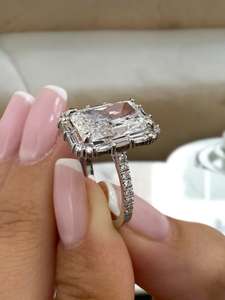 Anillo de Moissanita de 3 Quilates con Corte Radiante y Halo de Baguettes Laterales, Plata 925 Original, Estilo Moderno, Regalo para Enamorados - Product Image 3