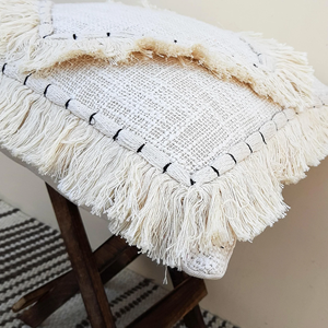 Housse de coussin brodée texturée en franges ivoire, style bohème, design tissé doux pour salon et chambre à coucher - Product Image 4