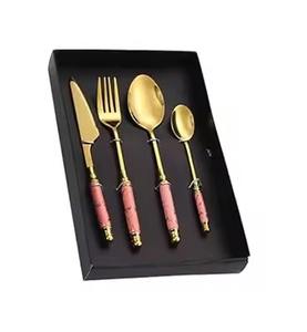 Juego de Cubiertos de Latón Dorado con Mango Rosa, Cubertería de Diseño Elegante para Decoración de Mesa, Recepciones de Boda, Restaurantes - Product Image 1