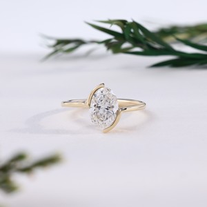 Anillo Solitario Minimalista de Oro con Diamante de Corte Ovalado, Diseño Único de Media Engastura Cruzada, Anillos de Compromiso y Boda, Joyería Fina para Mujer - Product Image 1