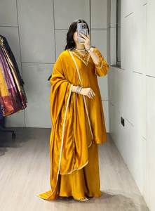 Haut Kurti en tissu Vichitra de créateur avec palazzo et dupatta en dentelle – Tenue de fête - Product Image 2