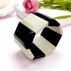 Bracelet extensible élastique fait main en résine colorée, motif géométrique large à carreaux biseautés, noir et blanc - Product Image 5