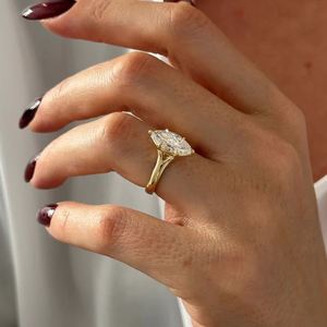 Anillo de Compromiso y Boda con Diamante Cultivado en Laboratorio de Corte Marquesa de 1.0 Quilates, Chapado en Oro de 14K, Joyería de Lujo para Mujer - Product Image 4