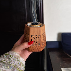 Brûleur d'encens en bois artisanal de forme hexagonale avec des sculptures géométriques, rehaussez votre espace avec cette élégante pièce d'aromathérapie - Product Image 4