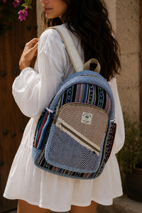 Mochila de tela con estampado étnico, paneles tejidos multicolor, bolsillo frontal con cremallera y diseño compacto para salidas informales - Product Image 2