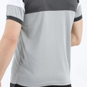 Polo de punto de manga corta para hombre, gris y blanco con bloques de color, corte regular informal, diseño transpirable - Product Image 2