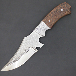 Cuchillo de acero de Damasco hecho a mano con grabado personalizado, hoja dentada y mango de hueso de camello y madera dura. - Product Image 5