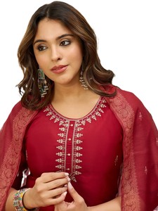 Conjunto de 3 piezas de salwar kameez tradicional para mujer, de seda romana, corte ajustado, kurta recta hasta la rodilla, pantalón y dupatta de chanderi, estilo indio-pakistaní. - Product Image 3