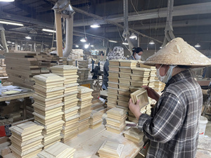 Capuchon de poteau d'escalier traditionnel en peuplier massif de qualité supérieure, écologique et durable pour escalier élégant et balcon - Product Image 5