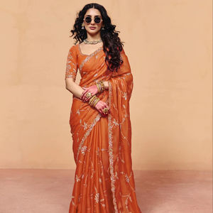 Las más hermosas colecciones de saris de seda de estilo étnico indio para fiestas y festivales, saris de bajo precio para bodas y eventos. - Product Image 1