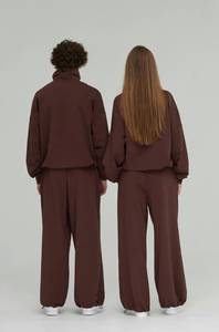 Ensemble de survêtement unisexe marron à col zippé ONETEN, coupe ample, longueur intégrale, couleur unie, poche discrète, tenue décontractée pour l'automne - Product Image 2
