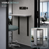 Cabine téléphonique de bureau moderne et compacte gris clair avec porte en verre arrondie, étagère de bureau et tabouret