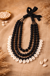 Collar Hecho a Mano con Cuentas de Tela Negra y Conchas de Cauri, Joyería Tribal Tradicional Boho para Mujer - Product Image 2