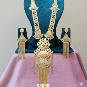 ชุดสร้อยคอทองคำชุบ 24 กะรัต ประดับเพชรซิร์คอน ดีไซน์หรูหรา พร้อมจี้ลายฉลุสามชั้น และต่างหูพู่เข้าชุด จาก MOLL JEWELLERS - Product Image 1