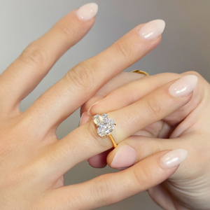 Bague en diamant taille ovale 2,00 carats avec pierres latérales émeraude et rondes en or jaune, certifiée IGI, pour fiançailles féminines - Product Image 4