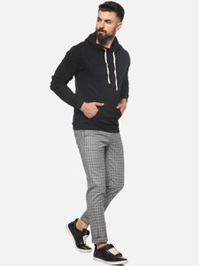 Sudadera con Capucha Negra Sólida para Hombre, Corte Regular, Informal, de Algodón Tejido, con Bolsillo, para Otoño - Product Image 2