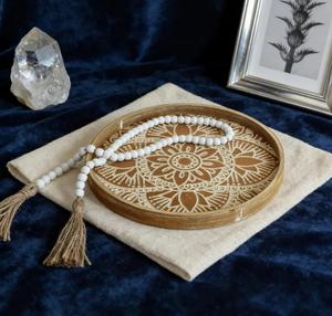 Plateau décoratif rond poli en bois brun lotus, centre de table rustique style ferme, plateau de service en bois, plateau utilitaire pour la restauration - Product Image 3