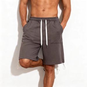 Short cargo ample respirant en coton 100% pour homme, taille mi-haute, couleur unie, avec cordon de serrage et ourlet élastique, personnalisable avec logo - Product Image 5